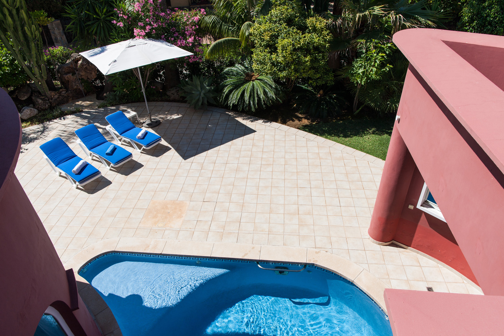 Holiday villa, Costa del Sol, beach and swimming pool